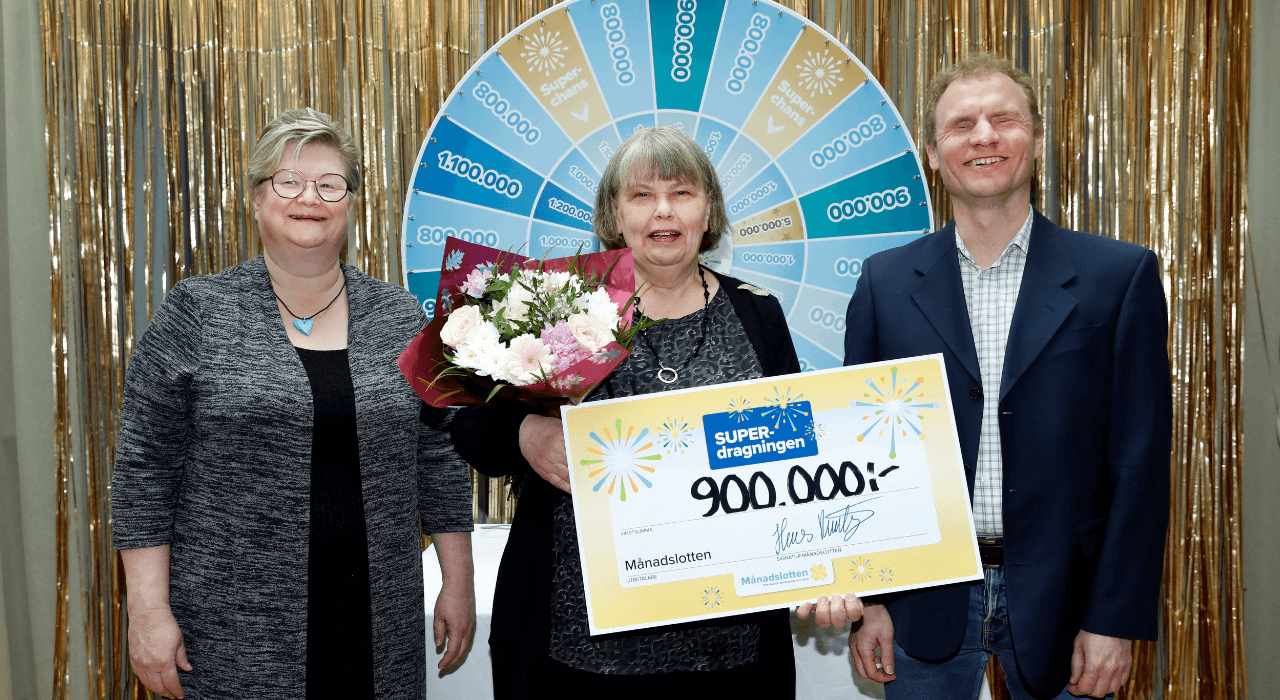 Sylvia (mitten) gratulerades av Sveriges Dövas Riksförbunds förbundsordförande Åsa Henningsson och Boris Samuelsson, marknads- och insamlingsstrateg på Synskadades Riksförbund.